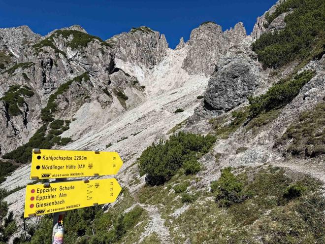 Wanderweg Eppzirler Scharte Wegweiser