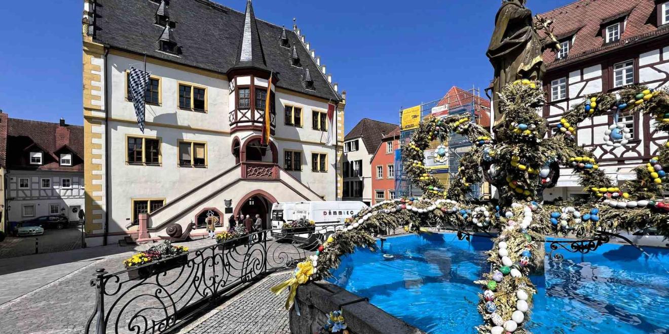 Volkach Rathaus Osterbrunnen