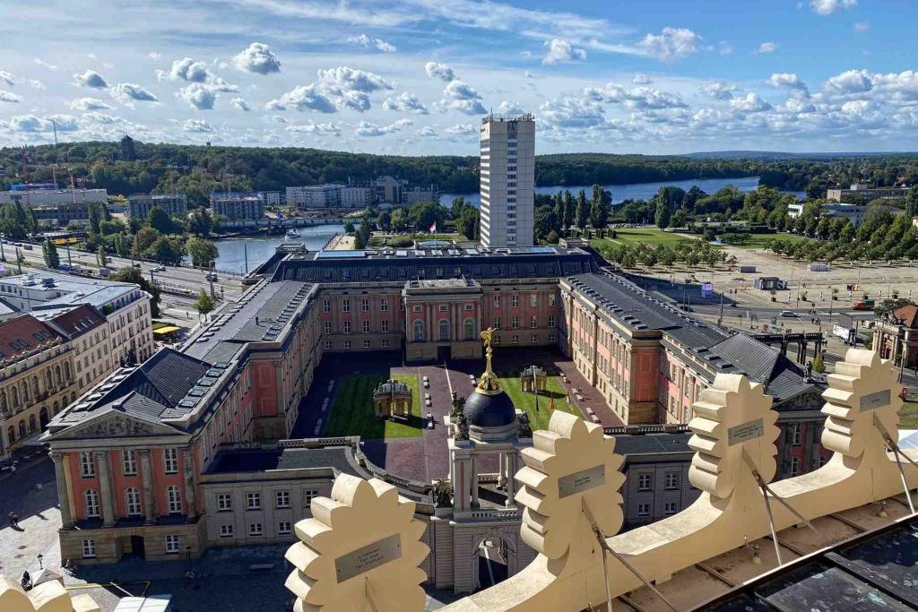 Ausblick von der St. Nikolikirche auf das Stadtschloss Potsdam