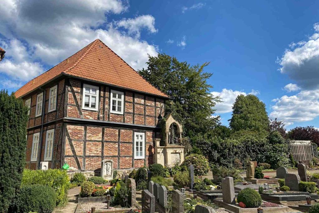 St Marien Kirche mit Friedhof Quakenbrück