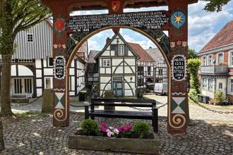 Schwalenberg Holzbogen Durchblick