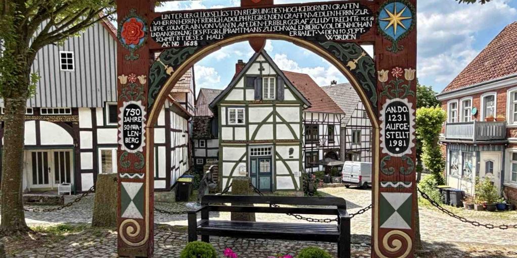 Schwalenberg Holzbogen Durchblick