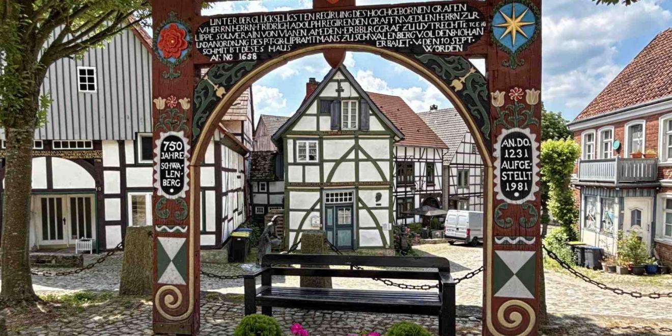 Schwalenberg Holzbogen Durchblick