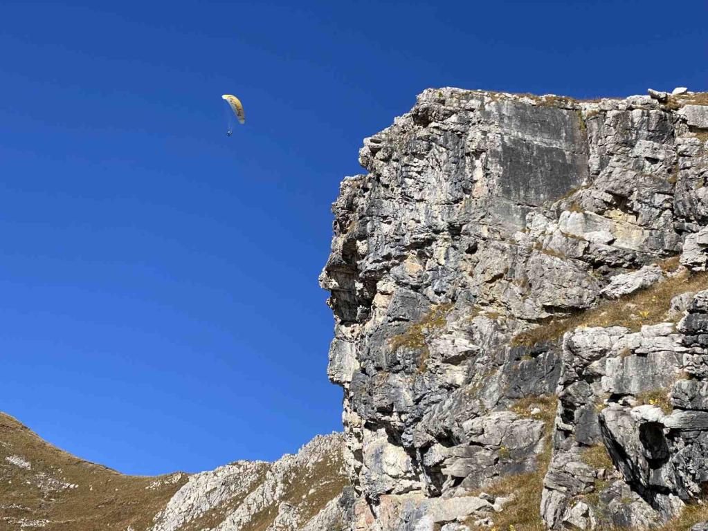 Gleitschirmflieger am Nebelhorn