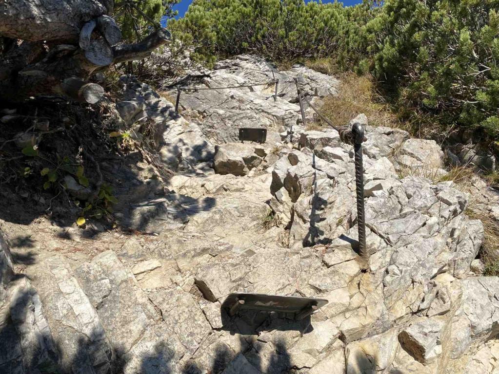 Gratweg mit versichertem Wegabschnitt